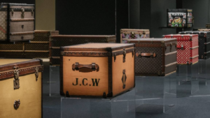 Exposition malle Courrier Louis Vuitton dans les ateliers de la Maison Vuitton à Asnières en 2024