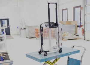 rimowa-off-white, la valisevtransparente de Virgil Abloh (créateur américain, 1980-2O21)