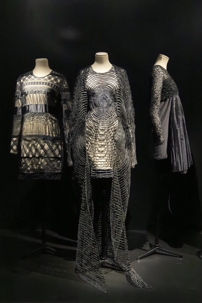 Image2-Vetementshaute-couture-textiles-Expositon-Cité-de-la-dentellle-Calais-Galan te-Lancman-Le-desssous-des-objets-Design_ Rubrique-Actualités-Expositions.jpg0