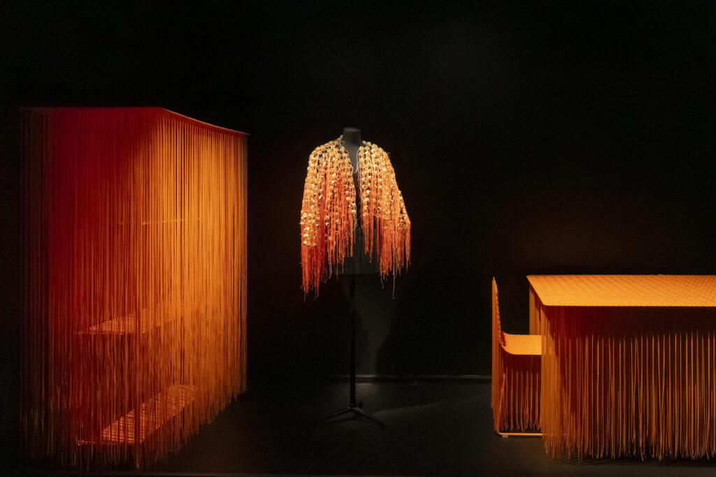 Image7-Table-Chaise-Flirt-Expositon-Cité-de-la-dentellle-Calais-Galan te-Lancman-Le-desssous-des-objets-Design_ Rubrique-Actualités-Expositions.jpg