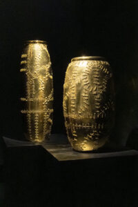 Image9-Vase-Céramique-Brodée-Expositon-Cité-de-la-dentellle-Calais-Galan te-Lancman-Le-desssous-des-objets-Design_ Rubrique-Actualités-Expositions